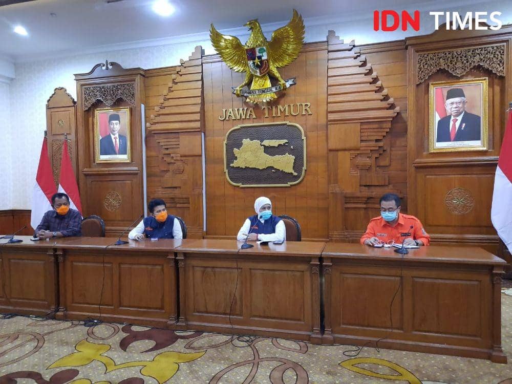 Gubernur Jawa Timur Khofifah Indar Parawansa saat melakukan konferensi pers di gedung Grahadi, Sabtu (28/3).