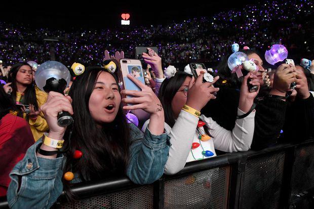 5 Perilaku Penggemar Ini Ternyata Tidak Disukai oleh Idol KPop Lho!