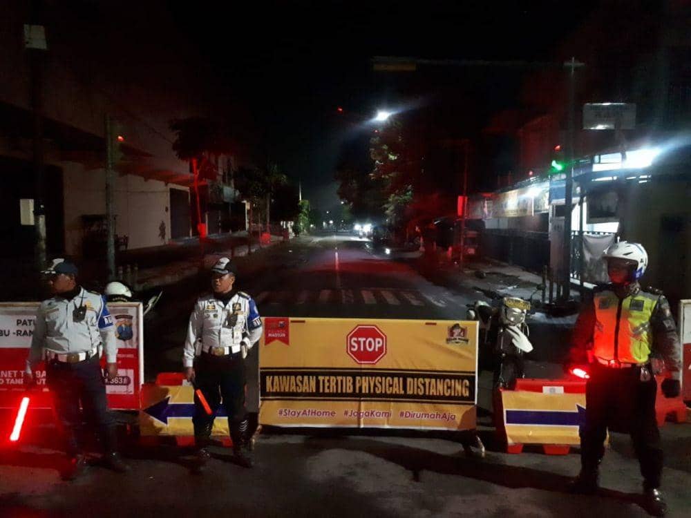 Petugas menutup akses menuju Alun-Alun Caruban, Kabupaten Madiun yang ditetapkan menjadi kawasan tertib Physical Distancing. Dok.IDN Times/Istimewa