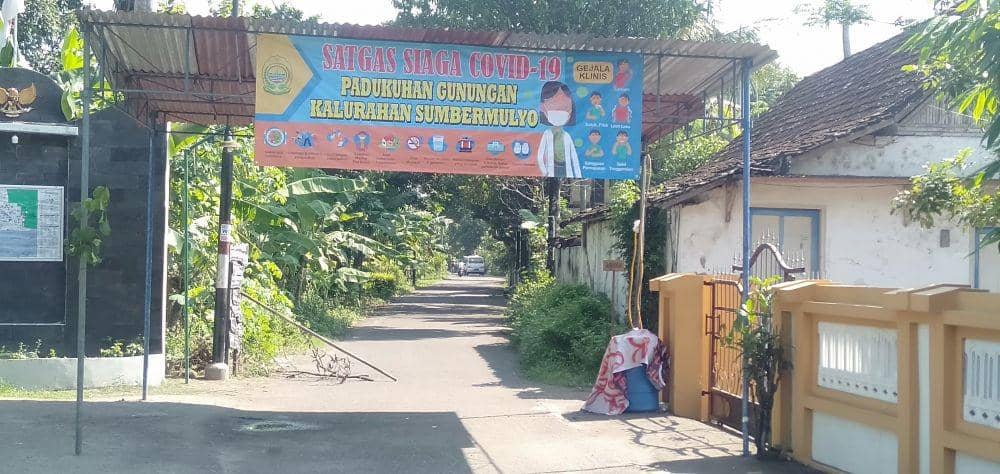 Pembatasan akses jalan menuju Dusun Gunungan, Sumbermulyo Bambanglipuro Bantul antisipasi penyebaran COVID-19. IDN Times/Daruwaskita