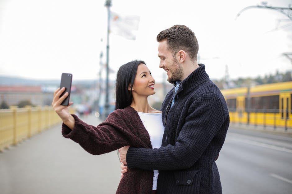5 Bahaya yang Tak Disadari Jika Sering Posting Kisah Asmara di Medsos