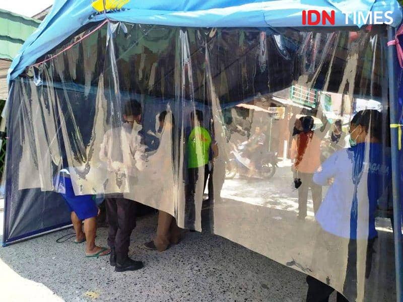 Polres PPU, BPBD dan Tagana Dinsos PPU dirikan tenda penyemprotan disinfektan di pintu masuk pelabuhan speedboat dan kelotok Penajam (IDN Times/Ervan Masbanjar)