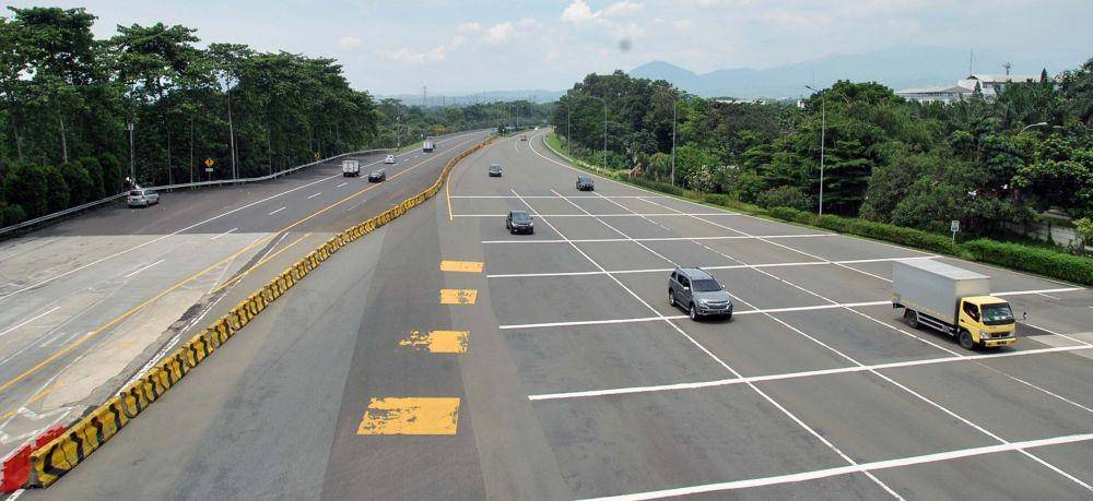 Sejumlah kendaraan melewati jalan tol Jagorawi menuju gerbang tol Bogor, Ciheuleut, Kota Bogor, Jawa Barat, Sabtu (26/3/2020) (ANTARA FOTO/Arif Firmansyah)