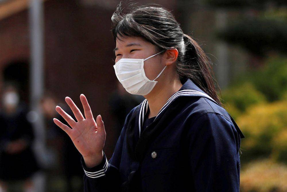 Putri Aiko, putri dari Kaisar Naruhito dan Permaisuri Masaki, memakai masker di tengah meluasnya penulara virus COVID-19, menyapa warga saat menghadiri upacara kelulusan di Sekolah Menengah Atas Khusus Putri Gakushuin di Tokyo, Jepang, Minggu (22/3/2020). (ANTARA FOTO/REUTERS/Issei Kato)