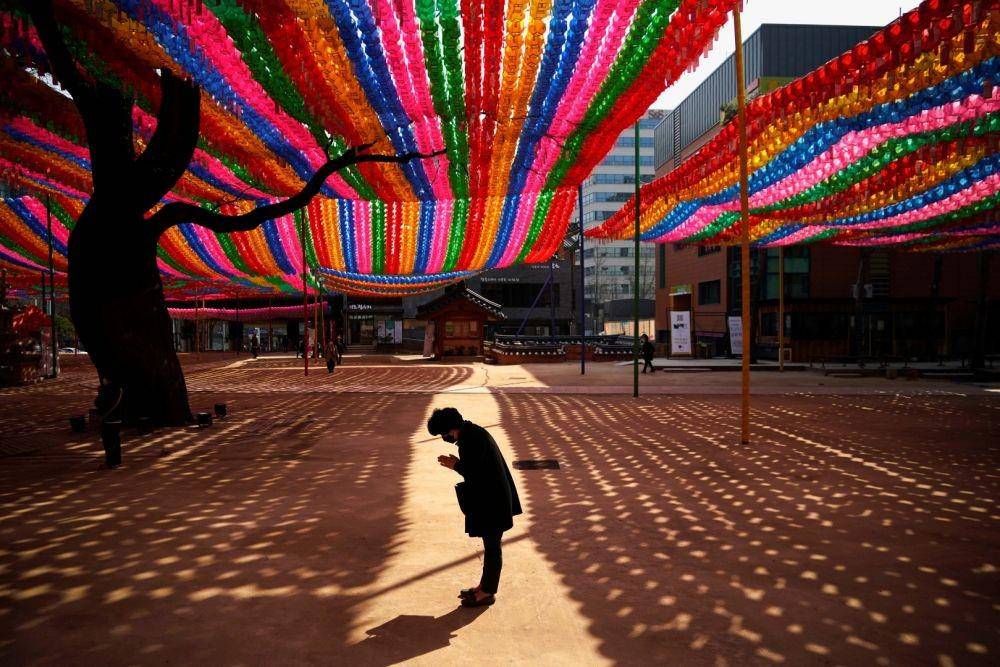 Suasana di sebuah kuil Buddha di Seoul, Korea Selatan, yang sepi di tengah penyebaran virus corona, pada 25 Maret 2020. ANTARA FOTO/REUTERS/Kim Hong-ji