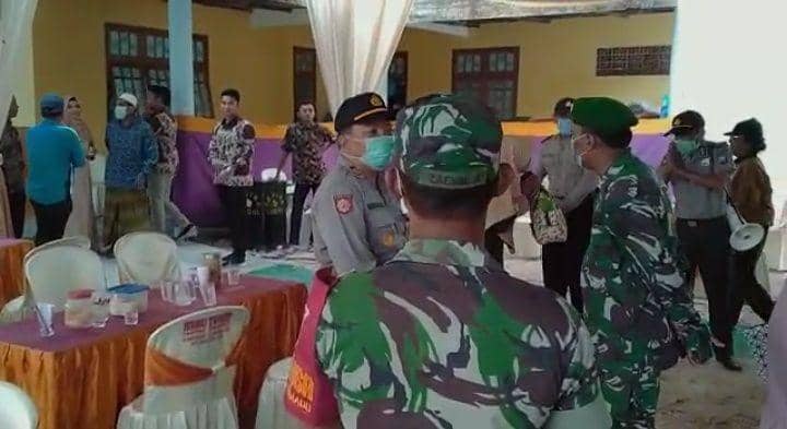 Polisi terpaksa membubarkan acara resepsi pernikahan. IDN Times/Dok Polsek Karanggeneng.
