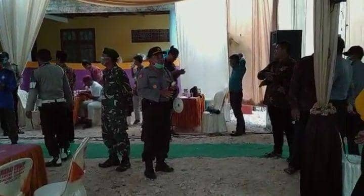 Polisi terpaksa membubarkan acara resepsi pernikahan. IDN Times/Dok Polsek Karanggeneng.