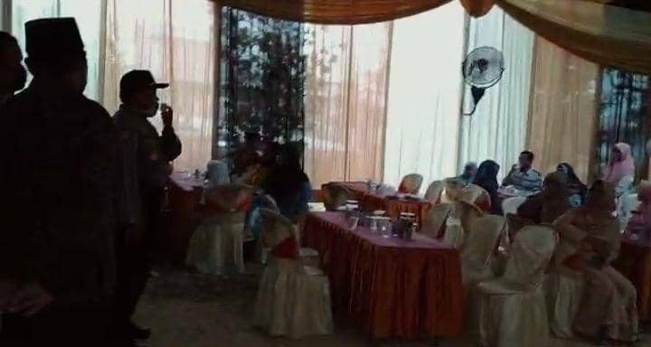 Tetap Nekat, Petugas Gabungan Bubarkan Resepsi Pernikahan di Lamongan