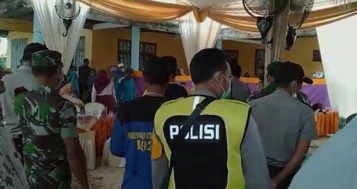 Polisi terpaksa membubarkan acara resepsi pernikahan. IDN Times/Dok Polsek Karanggeneng.