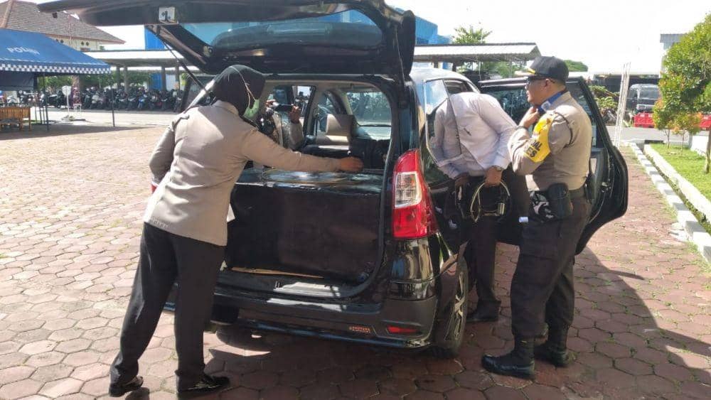 Pelaku memodifikasi tangki mobil untuk membeli premium. IDN Times/Istimewa