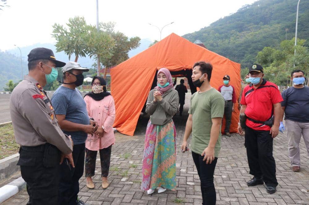 Bupati Trenggalek, Mochamad Nur Arifin meninjau kesiapan titik check point, IDN Times/ istimewa