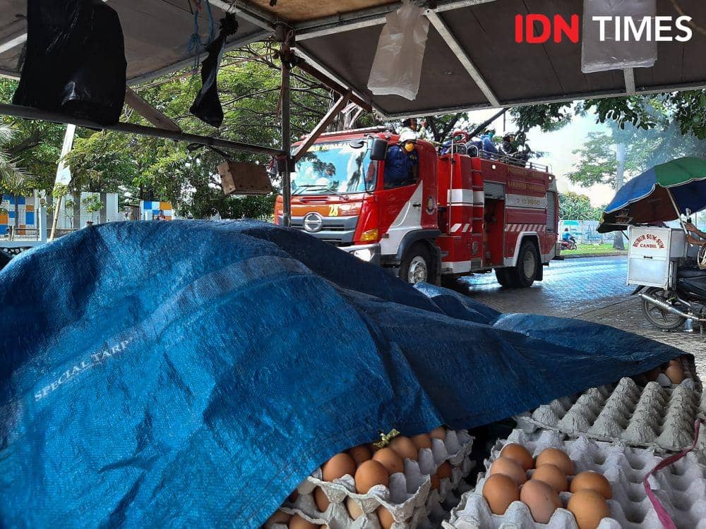 Ilustrasi penyemprotan disinfektan pasar tradisional. IDN Times/Candra Irawan