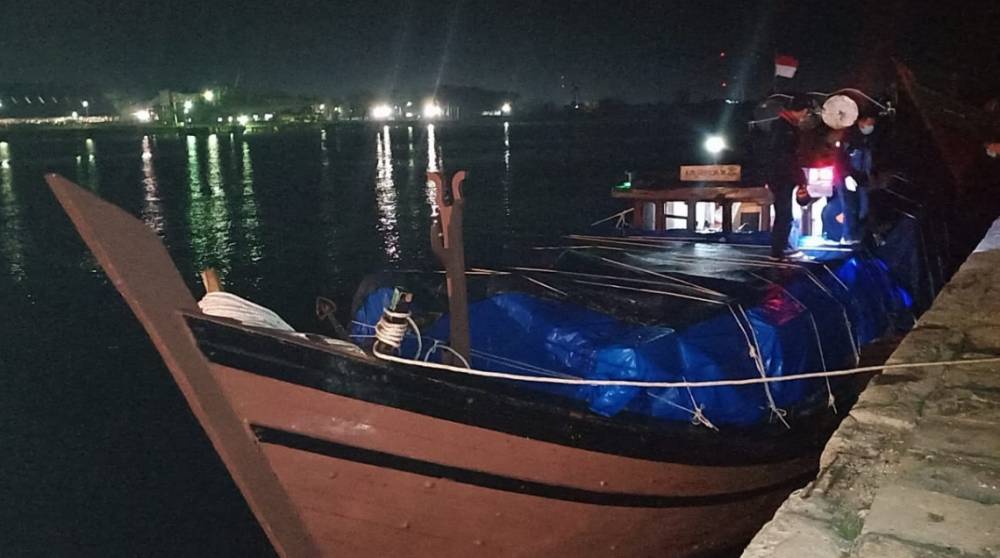 Kapal yang digunakan untuk menyelundupkan jutaan batang rokok ke Aceh diamankan bea cukai (Istimewa)