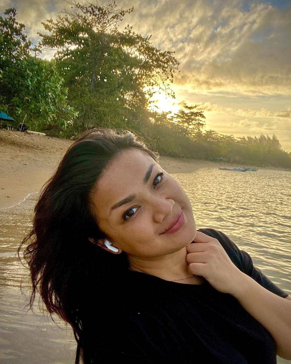 instagram.com/nirinazubir_