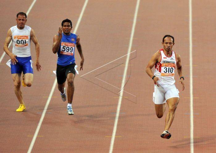 Suryo Agung, sprinter andalan Indonesia Suryo Agung Wibowo melewati garis finis saat babak kualifikasi nomor lari 100 meter putra di Aoti Main Stadium, Guangzhou, China, Minggu (21/11). Suryo mencetak waktu pada babak kualifikasi 10,42 detik. FOTO ANTARA/Andika Wahyu/ama/10.
