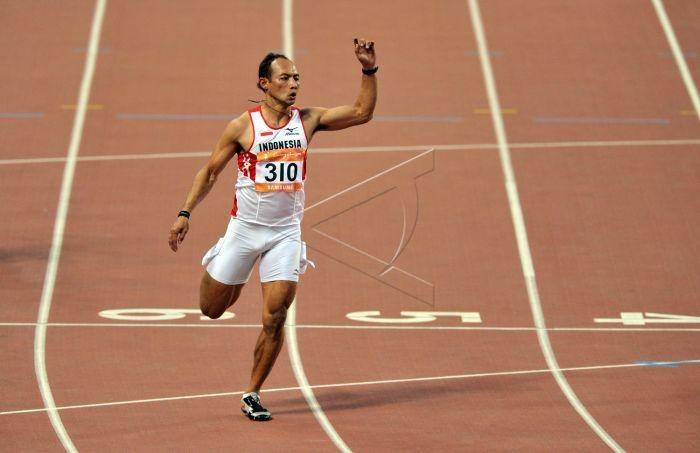 Suryo Agung, sprinter andalan Indonesia Suryo Agung Wibowo melewati garis finis saat babak kualifikasi nomor lari 100 meter putra di Aoti Main Stadium, Guangzhou, China, Minggu (21/11). Suryo mencetak waktu pada babak kualifikasi 10,42 detik. FOTO ANTARA/Andika Wahyu/ama/10.