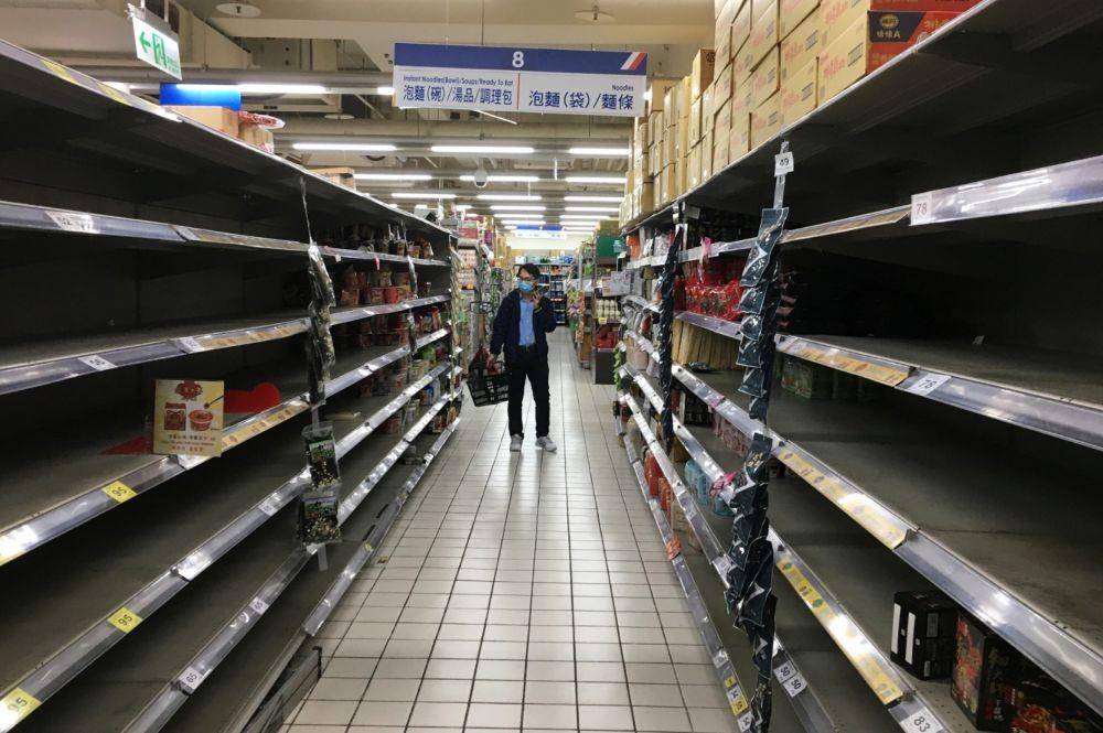 Seorang pelanggan memakai masker berbelanja di supermarket Carrefour saat penyebaran virus COVID-19, di Taipei, Taiwan, pada 21 Maret 2020. ANTARA FOTO/REUTERS/Ben Blanchard