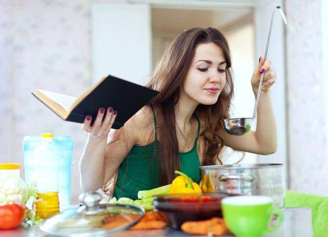 Ilustrasi orang memasak (mnn.com)