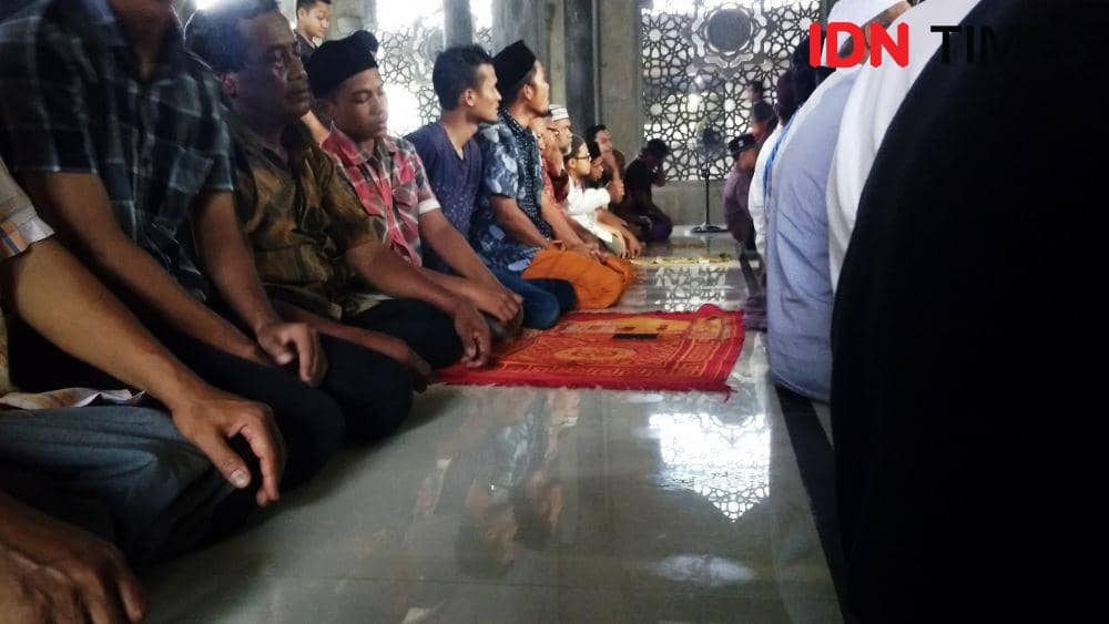 Suasana salat berjemaah di salah satu masjid di Aceh (IDN Times/Saifullah)