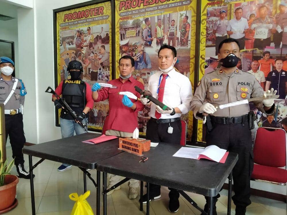 Petugas saat memperlihatkan barang bukti yang digunakan tersangka membunuh korban (Dok. Humas Polresta Samarinda/Istimewa)