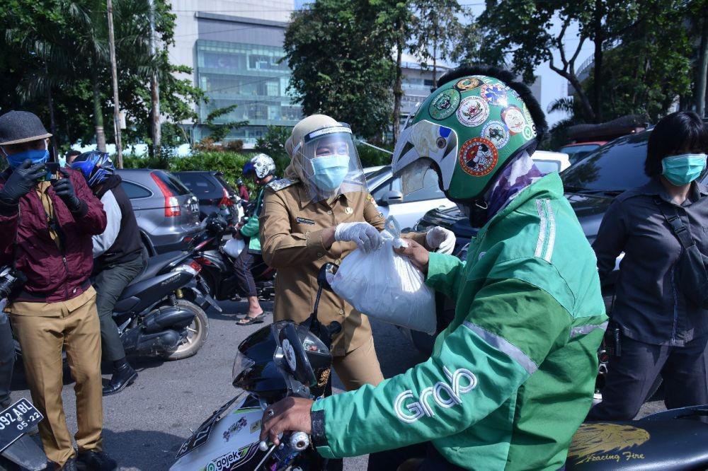 Pemkot Palembang Bagi 500 Sembako ke Warga Berpenghasilan Rendah