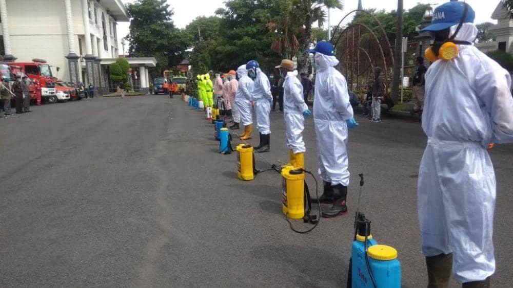 Petugas gabungan bersiap melakukan penyemprotan cairan desinfektan. IDN Times/Imron