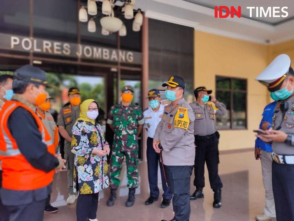 Kapolres Boby P Tambunan dan Bupati Mundjidah bersama pejabat lainnya di Mapolres Jombang. IDN Times/zainul arifin