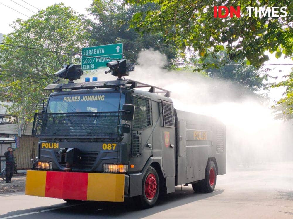Jalan Protokol di Jombang Disemprot 13 Ribu Liter Cairan Disinfektan