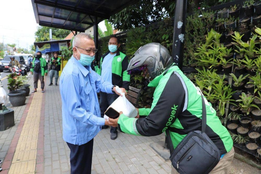 Bupati Bantul, Suharsono bertemu dengan ojek online sembari memberikan bingkisan bantuan. IDN Times/Istimewa