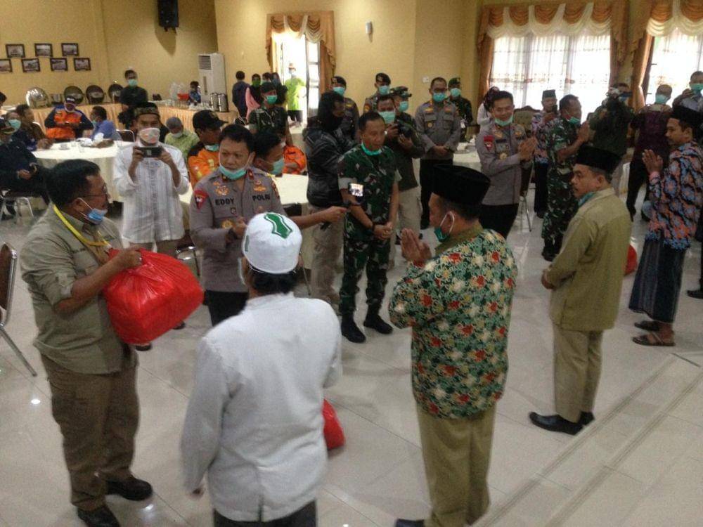 Penyaluran bantuan untuk 22 pesantren di Balikpapan (IDN Times/Hilmansyah)