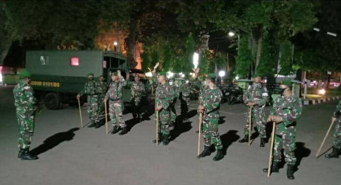 Personel TNI saat bersiap-siap melakukan pengamanan pemberlakuan jam malam di Kota Banda Aceh (Istimewa)