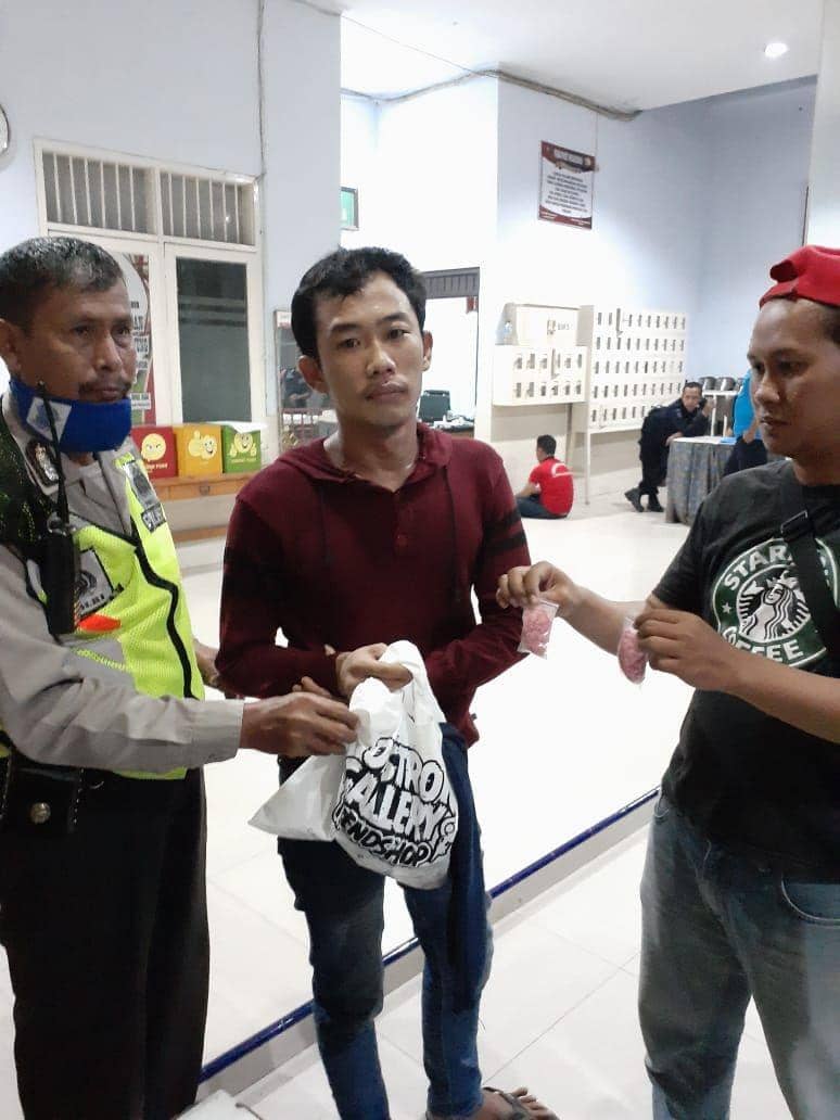 Pelaku yang berusaha menyelundupkan ekstasi ke Lapas Porong. Dok. Humas Kanwil Kemenkumham Jatim