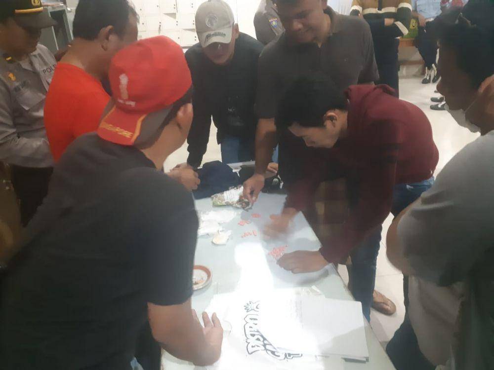 Petugas menemukan pil ekstasi yang akan diselundupkan ke Lapas Porong. Dok. Humas Kemenkumham Kanwil Jatim