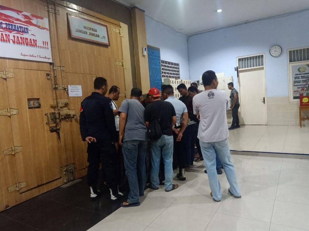 Petugas menemukan pil ekstasi yang akan diselundupkan ke Lapas Porong. Dok. Humas Kemenkumham Kanwil Jatim