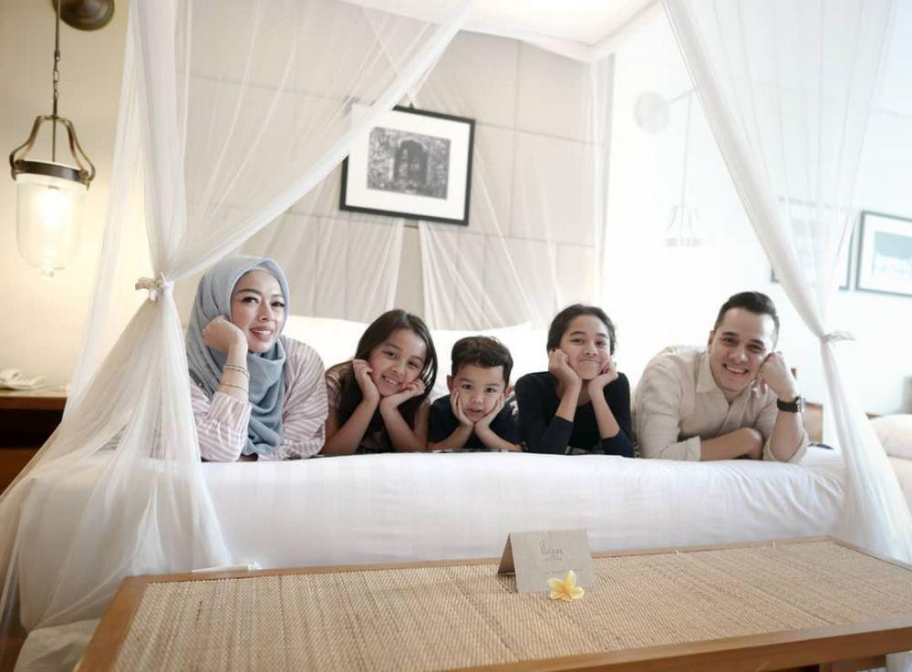 Jodohnya Dekat, 9 Artis Ini Menikah dengan Manajernya