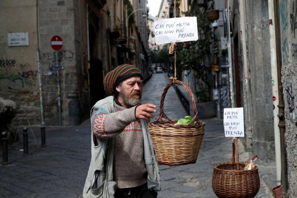 Keranjang yang disediakan untuk warga yang akan memberikan donasi atau mengambil makanan gratis saat pandemik COVID-19 di Napoli, Italia,pada 3 Maret 2020. ANTARA FOTO/REUTERS/Ciro De Luca