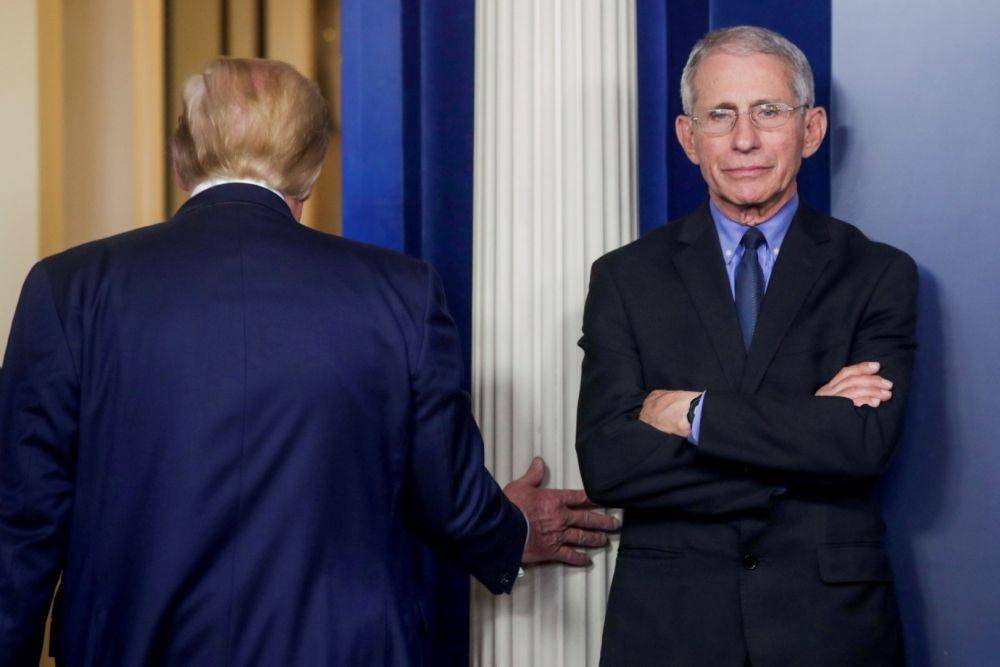 Presiden Amerika Serikat Donald Trump meninggalkan tempat setelah memberikan pengarahan harian kepada satuan tugas COVID-19 bersama Dr. Anthony Fauci, Direktur Institut Nasional untuk Penyakit Alergi dan Menular, di Gedung Putih, Washington, Amerika Serikat, pada 26 Maret 2020. ANTARA FOTO/REUTERS/Jonathan Ernst