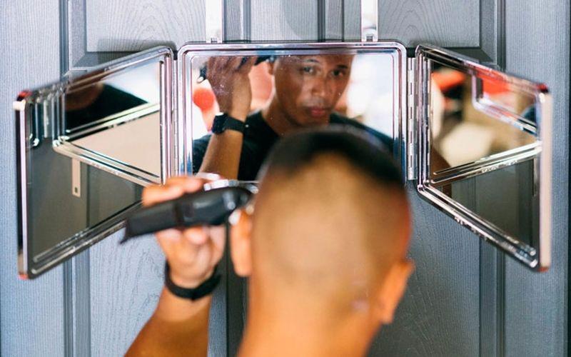 10 Cara Memotong Rambut Sendiri di Rumah untuk Pria