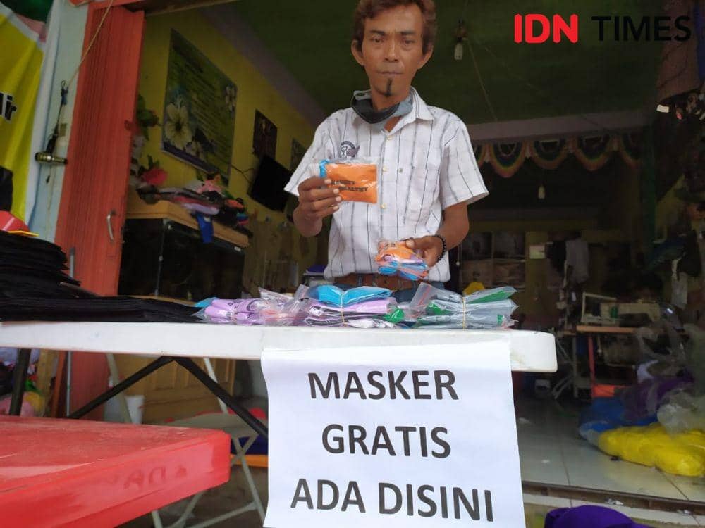 Konveksi Zalikha Palembang sedang memproduksi masker untuk dibagikan gratis (IDN Times/Feny Maulia Agustin)
