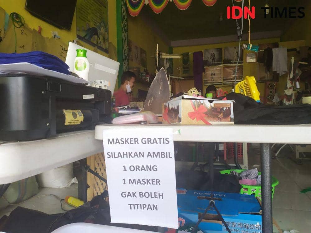 Konveksi Zalikha Palembang sedang memproduksi masker untuk dibagikan gratis (IDN Times/Feny Maulia Agustin)