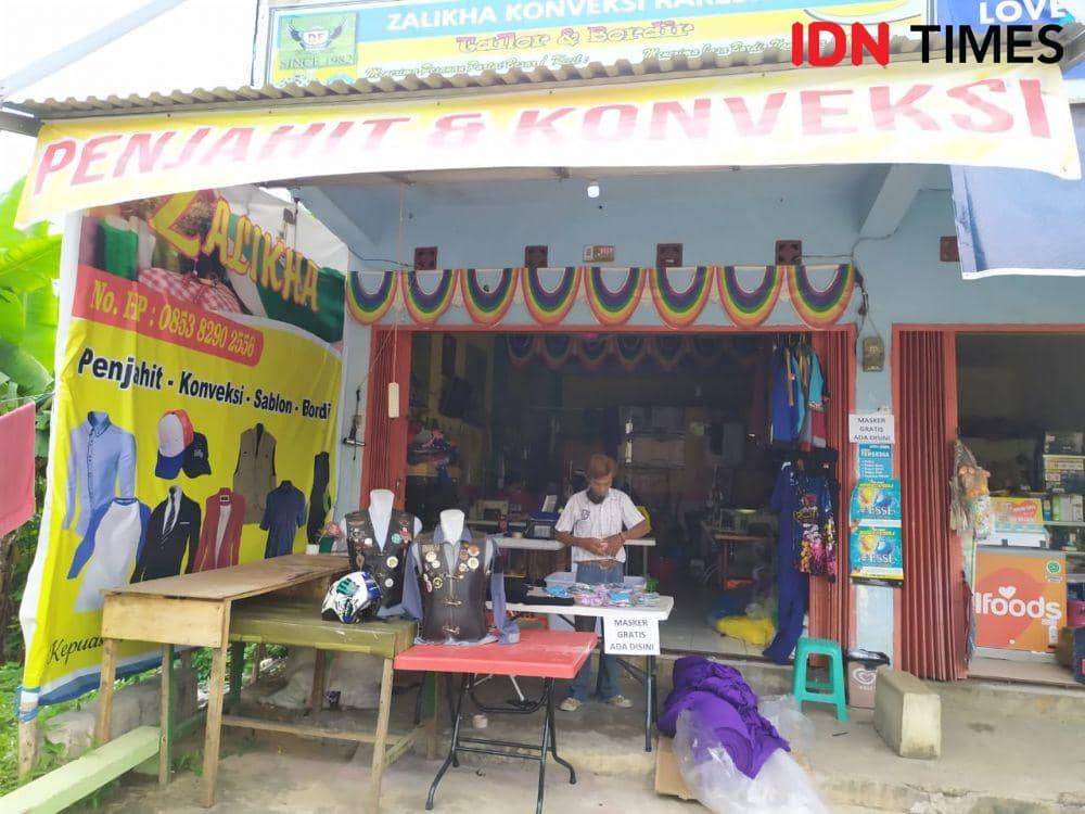 Konveksi Zalikha Palembang sedang memproduksi masker untuk dibagikan gratis (IDN Times/Feny Maulia Agustin)