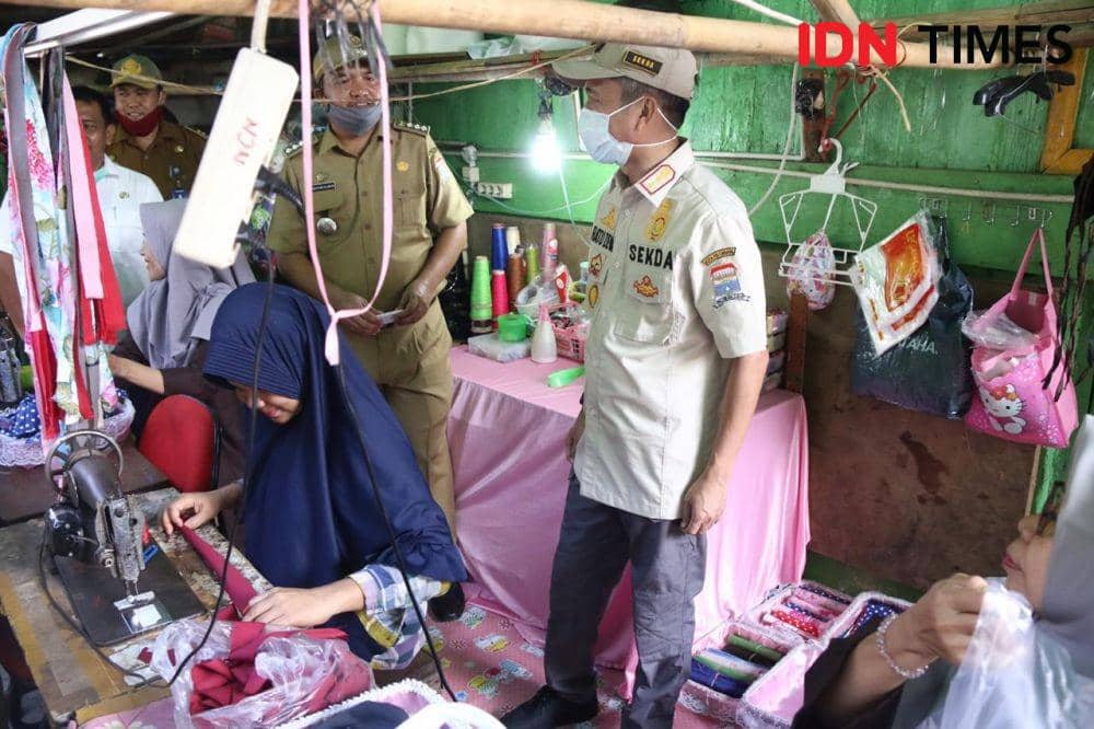 Penjahit di SU I Palembang membuat masker sendiri (IDN Times/Feny Maulia Agustin)