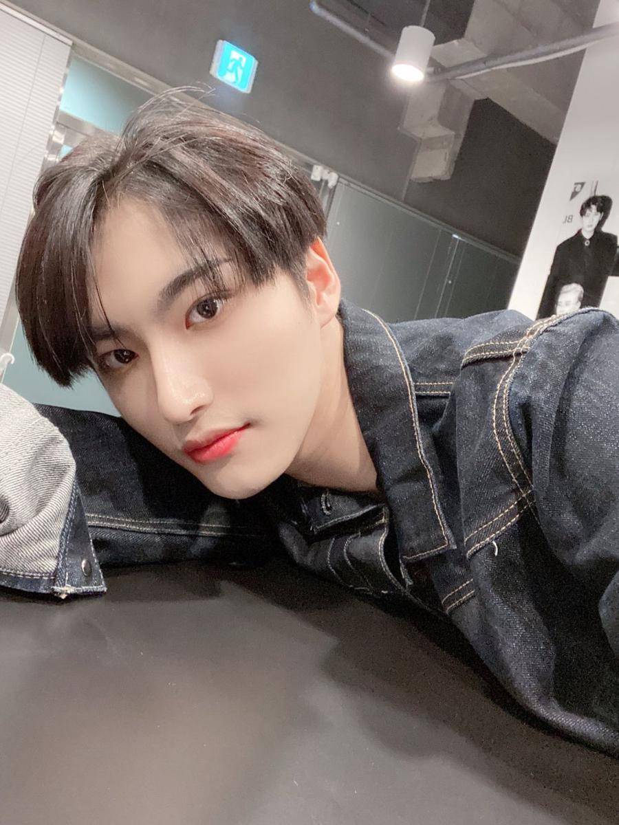 https://twitter.com/ATEEZofficial/