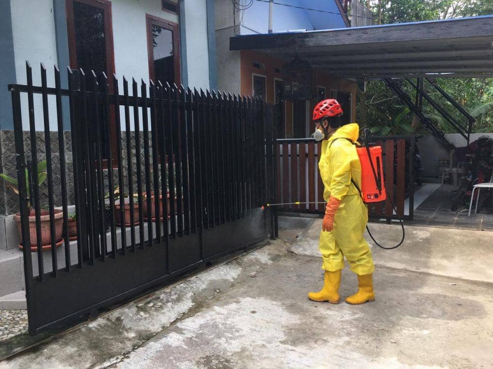 Relawan melakukan penyemprotan disinfektan di Balikapapan (IDN Times/Hilmansyah)