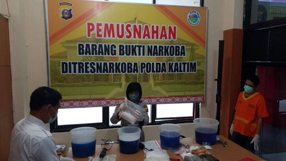 Pemusnahan sabu-sabu oleh Ditreskoba Polda Kaltim (Dok. Ditreskoba Polda Kaltim)