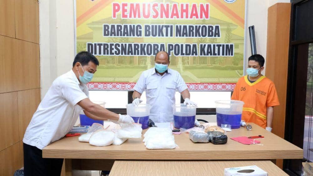Pemusnahan sabu-sabu oleh Ditreskoba Polda Kaltim (Dok. Ditreskoba Polda Kaltim)