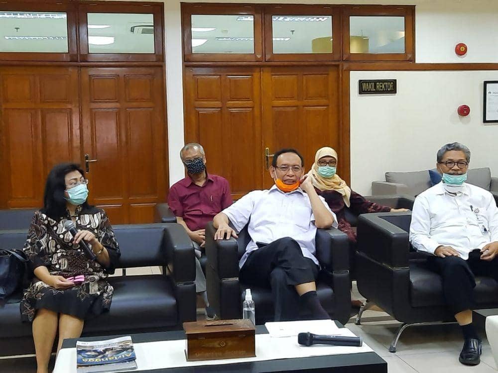 Rektor Unair Prof Mohammad Nasih (tengah) saat konferensi pers perkembangan Covid-19, Rabu (1/4). IDN Times/Fitria Madia