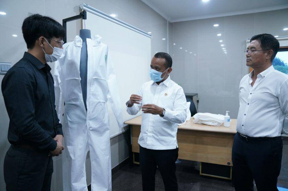 Kepala BKPM Bahlil Lahadalia berkunjung langsung ke pabrik PT Multi One Plus di Gunung Putri, Bogor untuk memastikan peningkatan produksi alat kesehatan (Dok. BKPM)