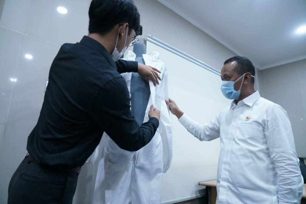 Kepala BKPM Bahlil Lahadalia berkunjung langsung ke pabrik PT Multi One Plus di Gunung Putri, Bogor untuk memastikan peningkatan produksi alat kesehatan (Dok. BKPM)