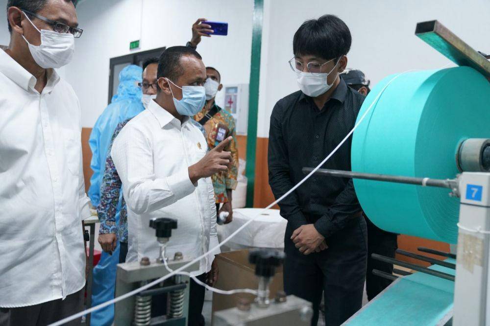 Kepala BKPM Bahlil Lahadalia berkunjung langsung ke pabrik PT Multi One Plus di Gunung Putri, Bogor untuk memastikan peningkatan produksi alat kesehatan (Dok. BKPM)